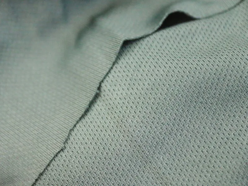 Kiểm tra chất liệu vải khi mua quần áo có quan trọng không 3